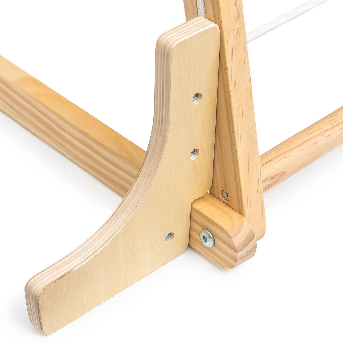 Puidust sisemänguväljak kiige, võimlemisrõngaste ja ronimisvõrguga