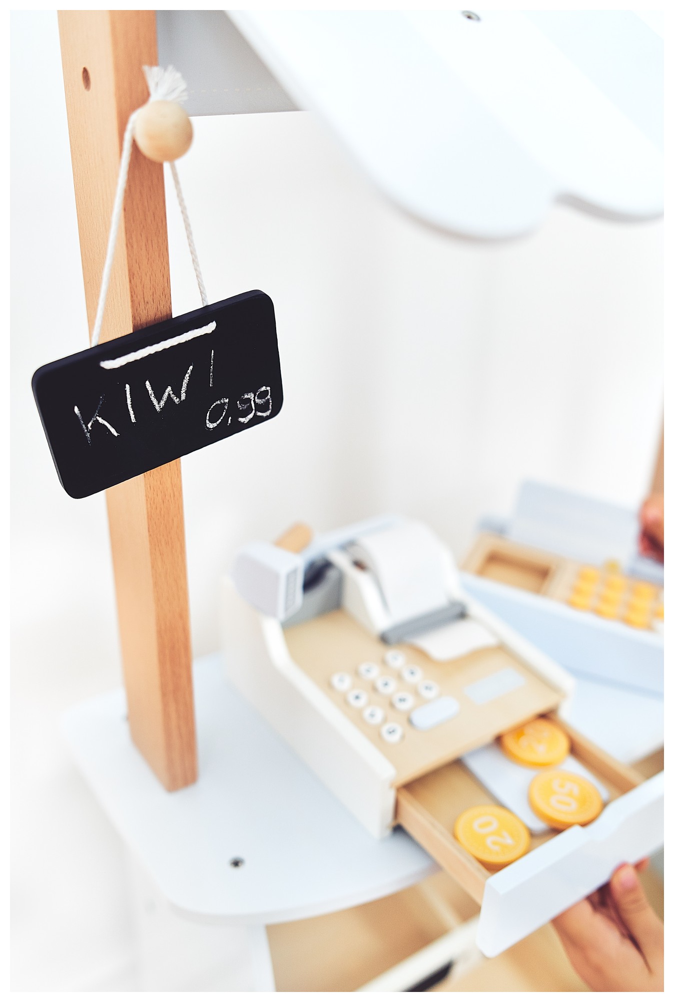 Köögiviljapood - puust kiosk kastidega, kassaaparaat ja terminal