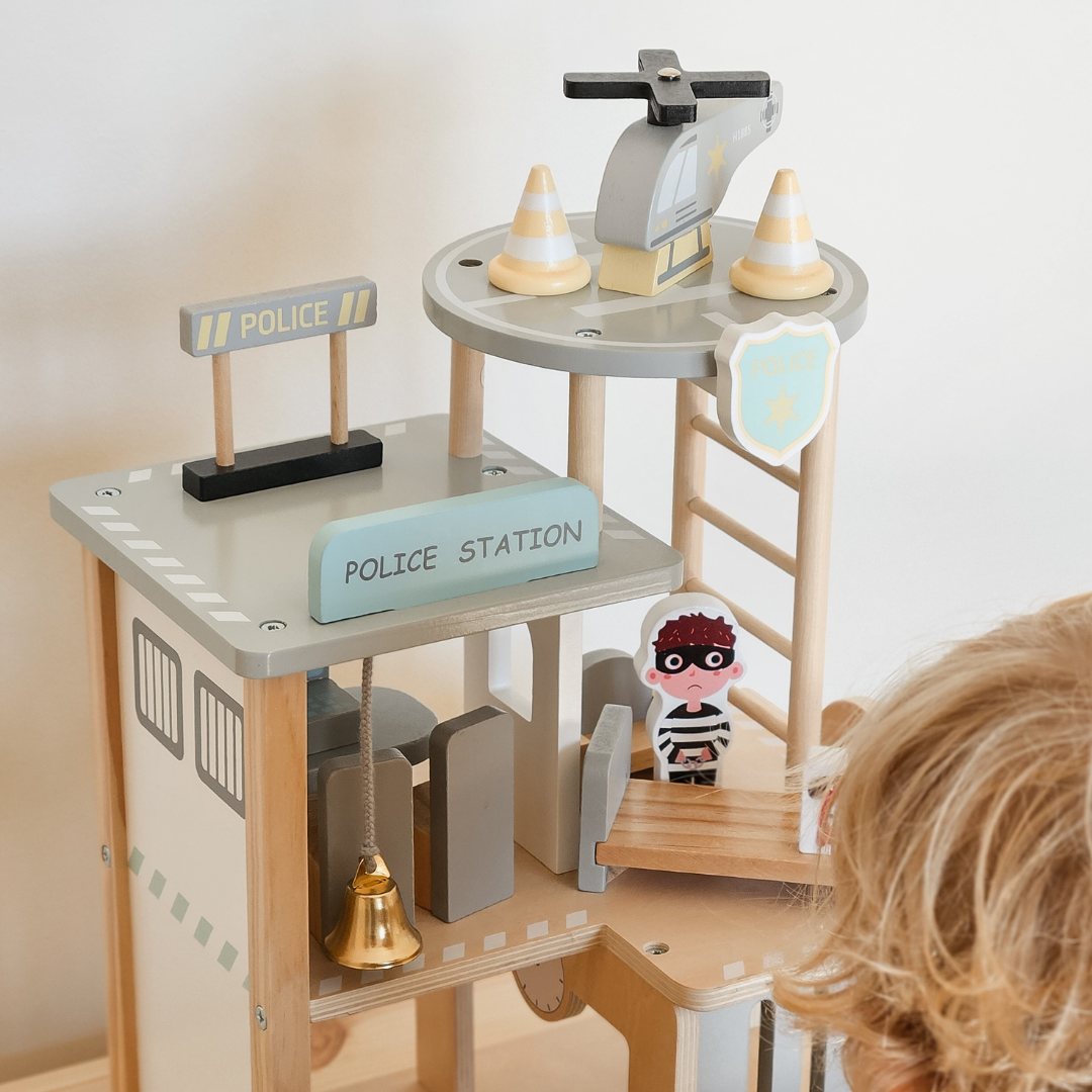 Puidust politseijaoskond koos tarvikutega