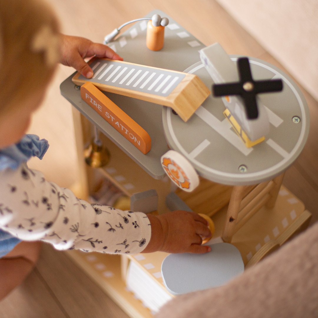 Puidust tuletõrjejaam koos tarvikutega, tuletõrjeüksus