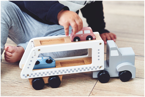 Puidust veoauto haagis koos 4 autoga