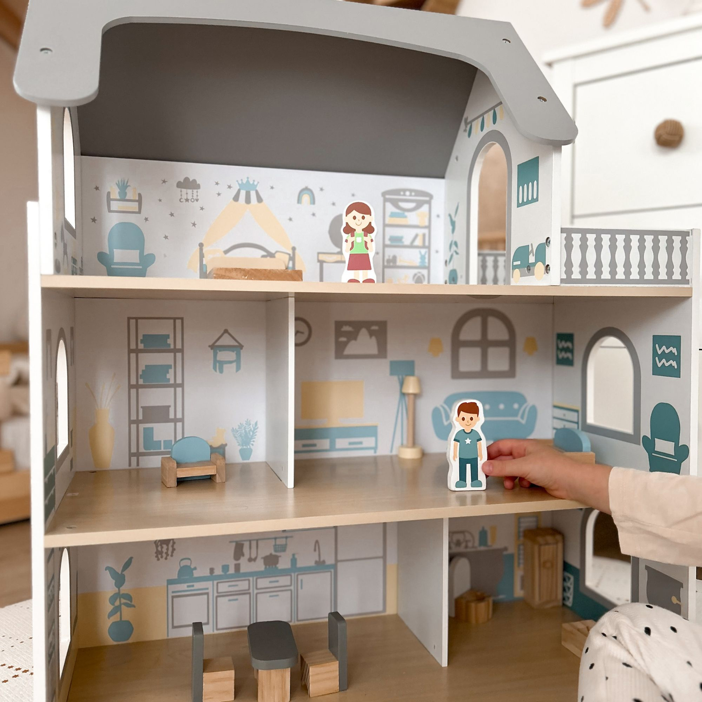 Valge puidust nukumaja koos terrassi ja tarvikutega