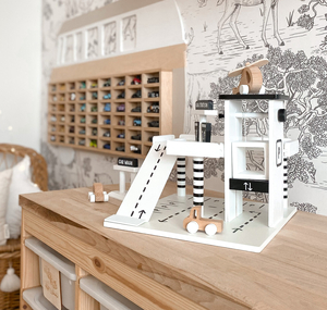 Puidust garaaž - parkla - autod, lift, helikopter