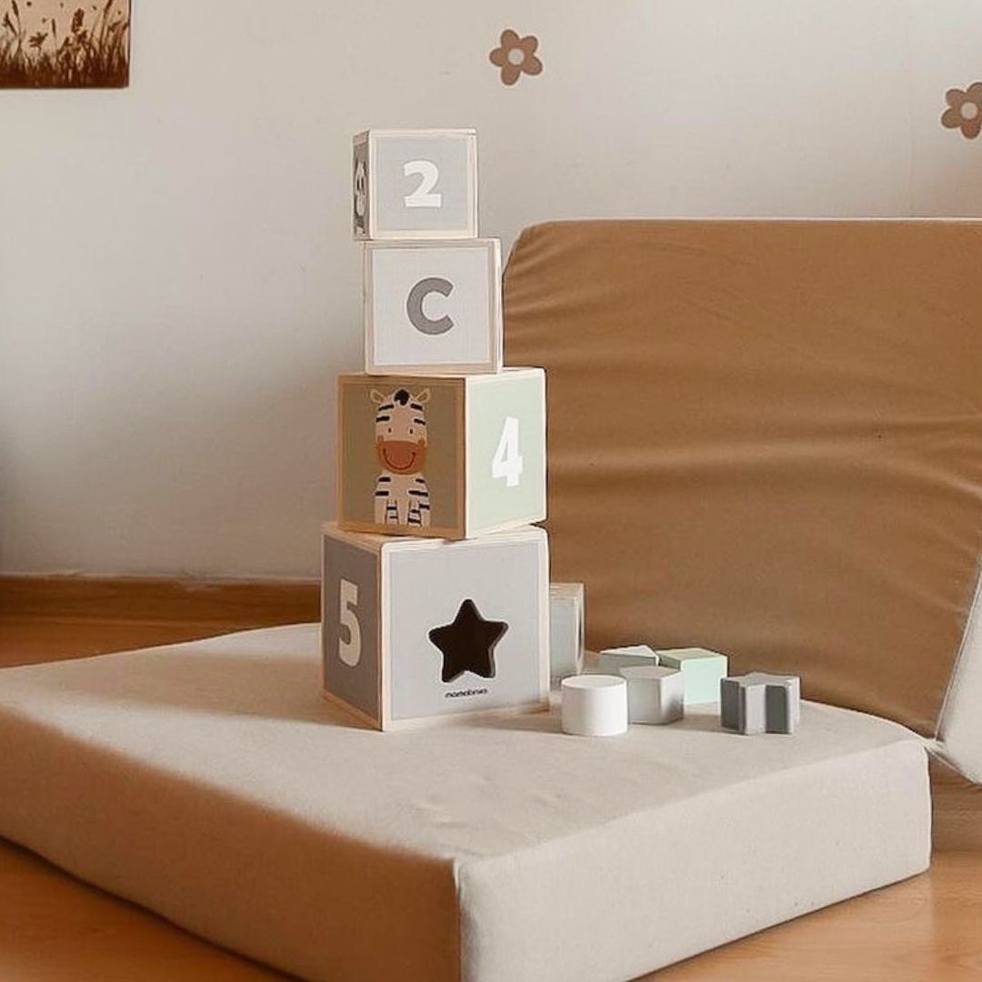 Puidust torn - kuju sorteerija numbrid tähestik loomad