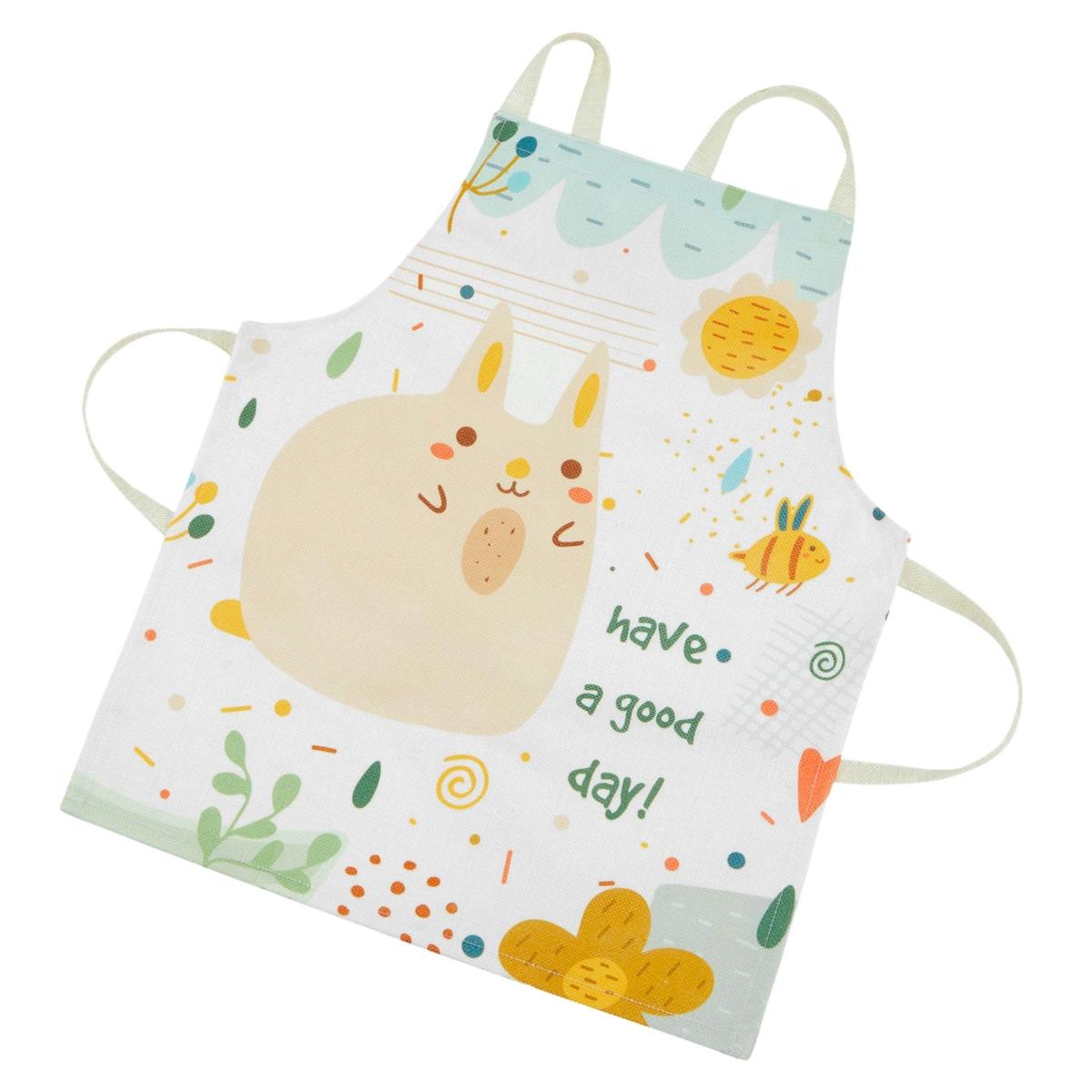 Puidust valge köök koos aksessuaaride ja esiplaaniga