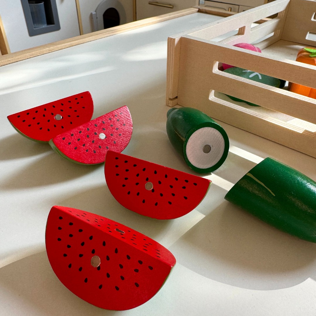 Puidust puu- ja köögiviljad lõikamiseks