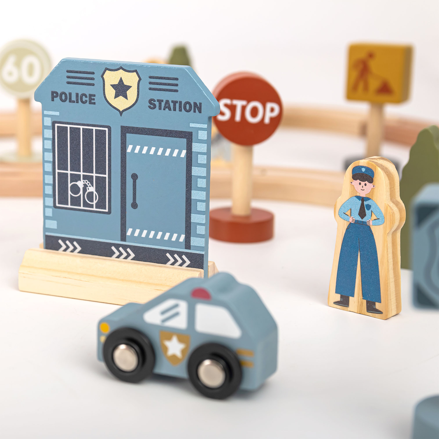 Puidust linnaraudtee elektrirongiga - liikuv kraana, laev, sillad