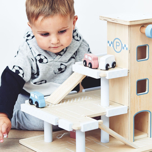 Puidust kolmekorruseline parkla koos liftiga - autode ja helikopteri garaažiga