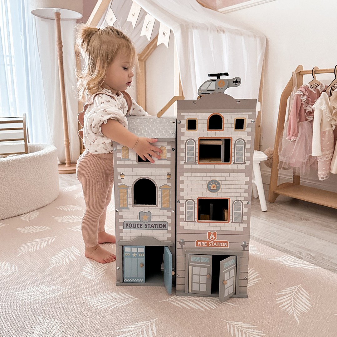 Suur kokkupandav tuletõrjejaam koos politseijaamaga - puidust komplekt. Tuletõrjejaam ja politseijaam koos tarvikutega.