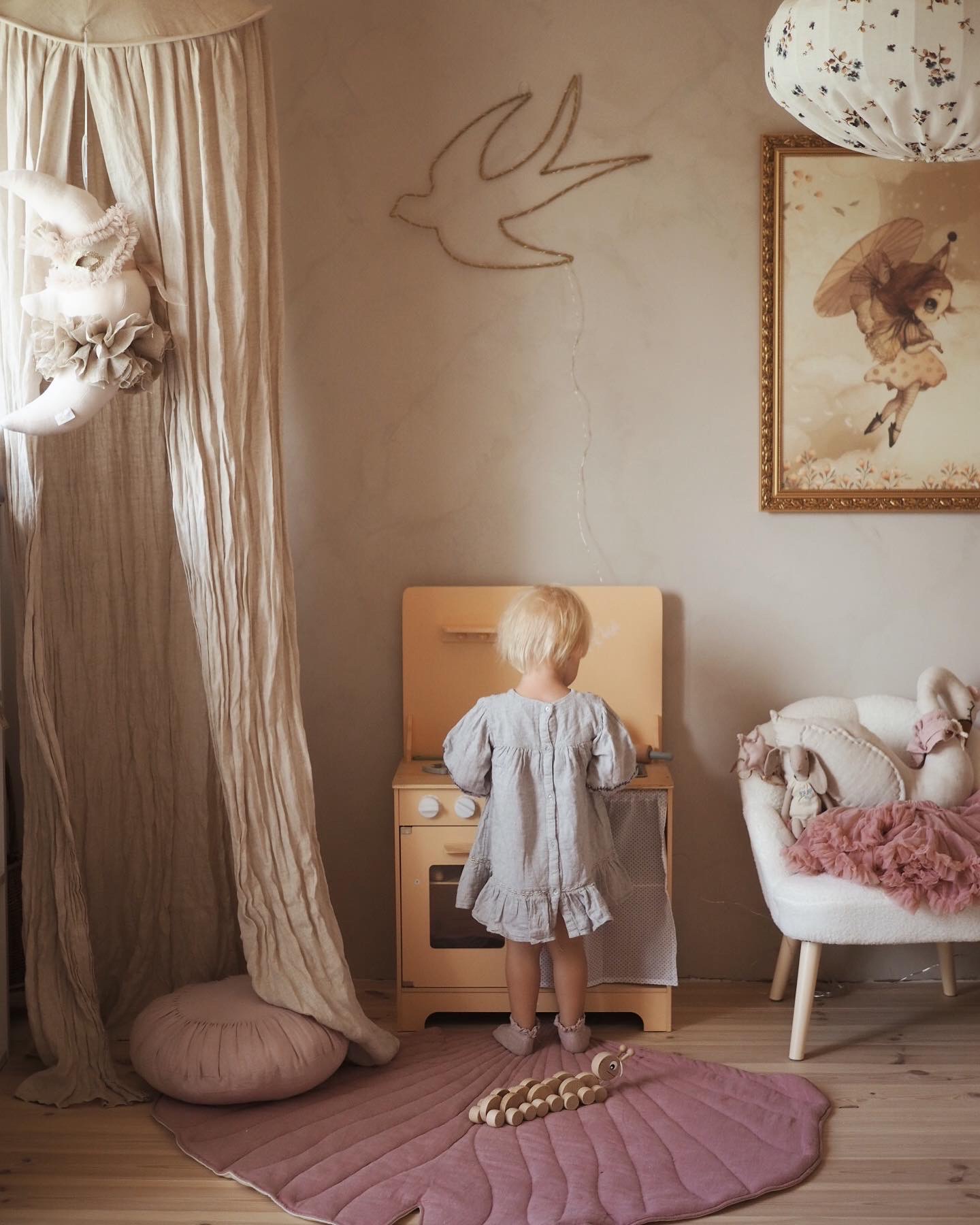 Puidust köök koos esiplaadi, tarvikute ja LED-valgustusega