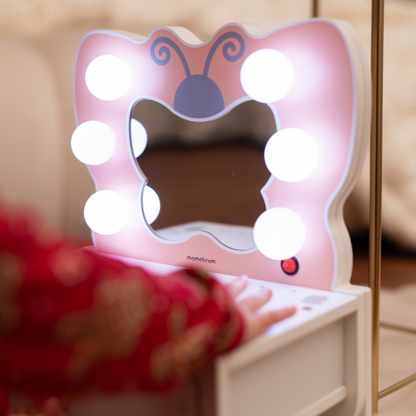 Puidust minikabiin LED-valgustusega - Butterfly