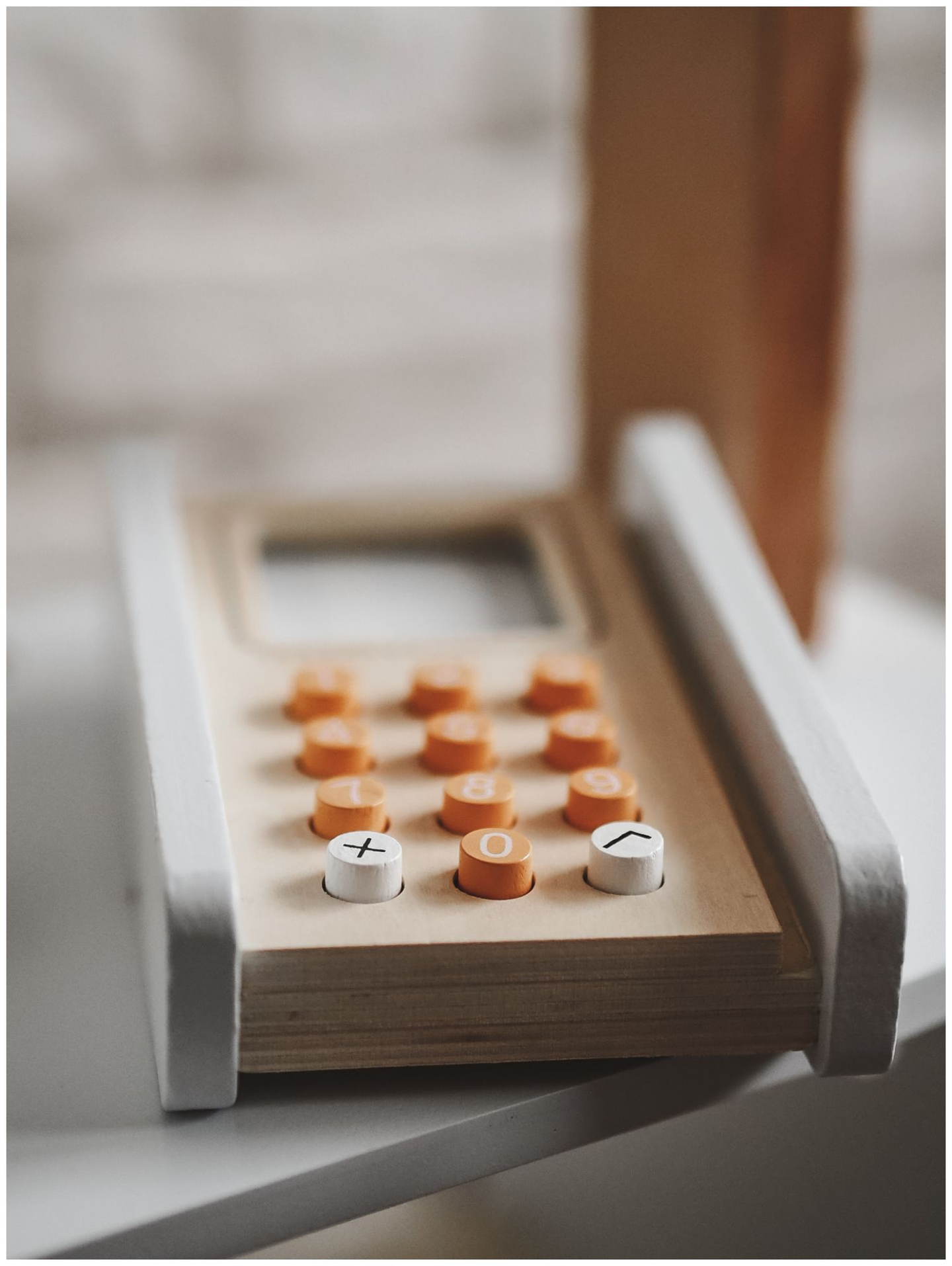 Köögiviljapood - puust kiosk kastidega, kassaaparaat ja terminal