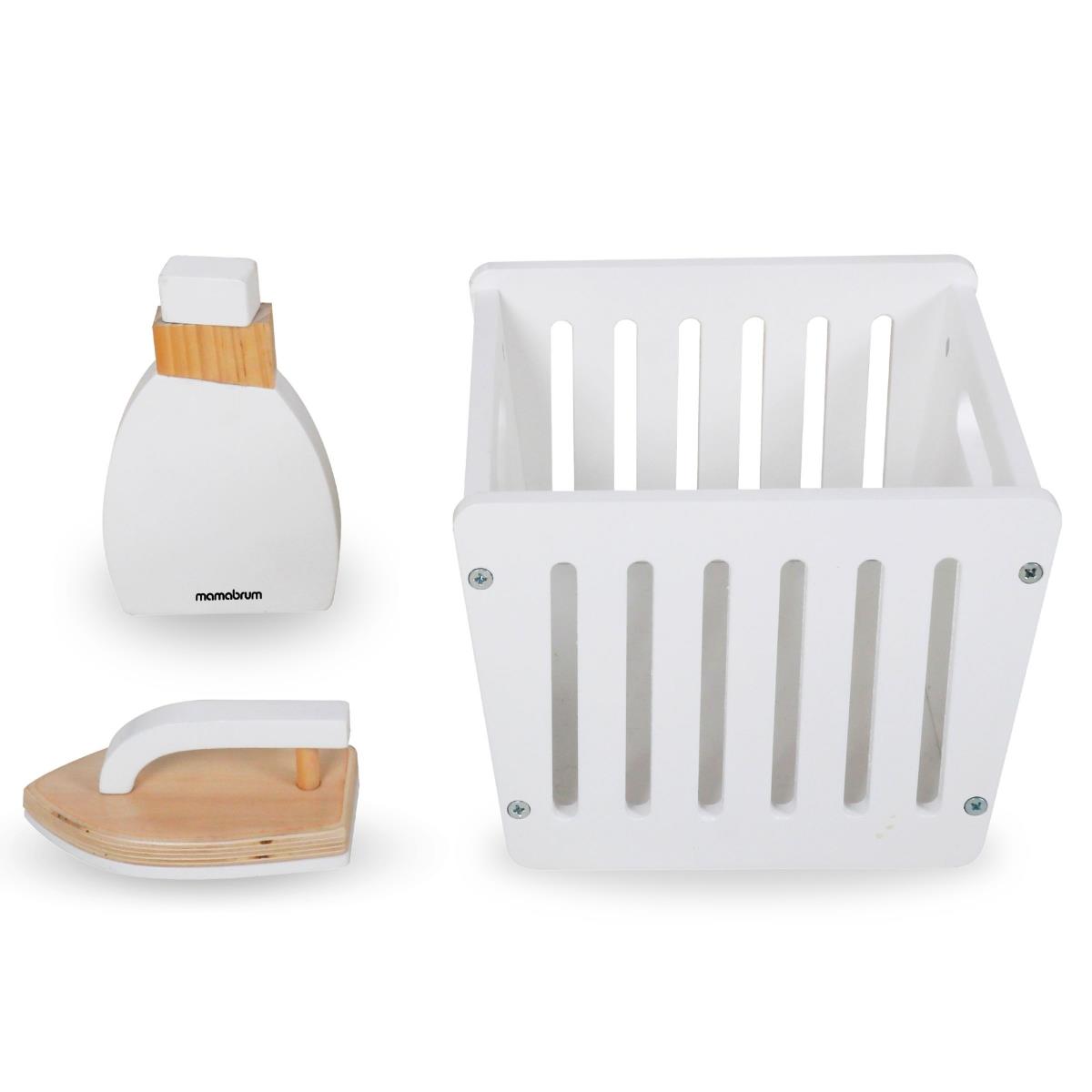 Puidust pesumasin koos triikraua, korvi ja pesuvahendiga