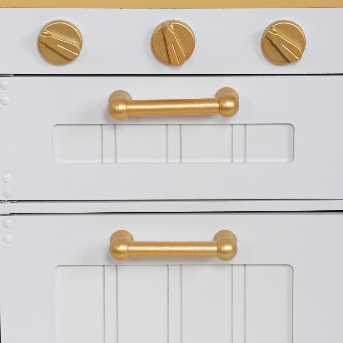 Puidust valge köök koos aksessuaaride ja esiplaaniga