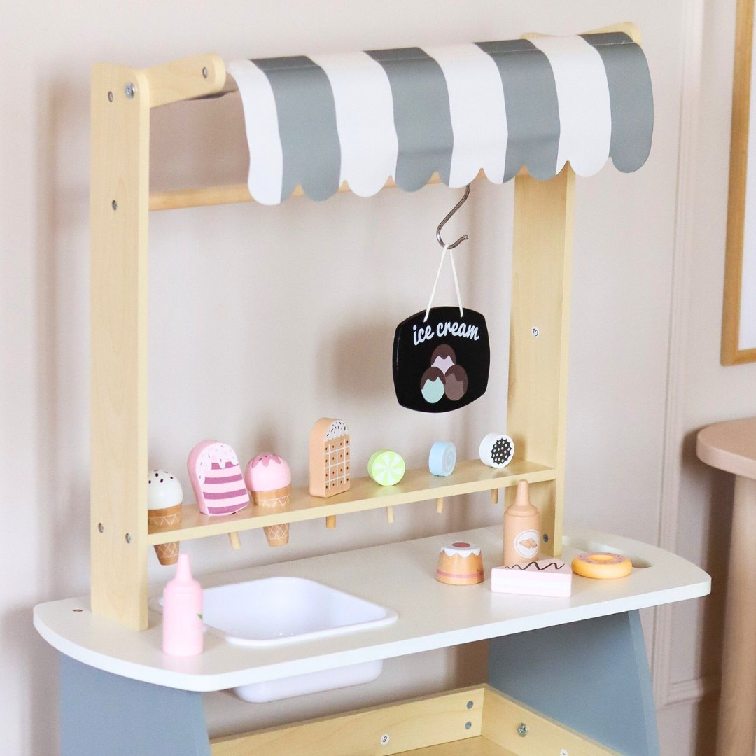 Puidust jäätisekäru ratastel - jäätisekäru