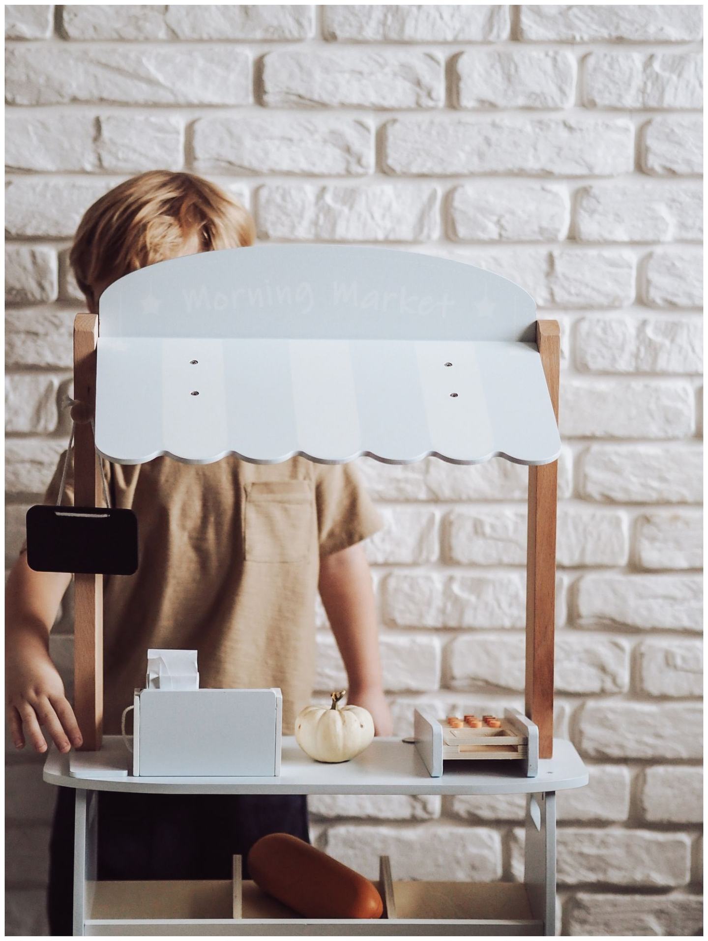 Köögiviljapood - puust kiosk kastidega, kassaaparaat ja terminal