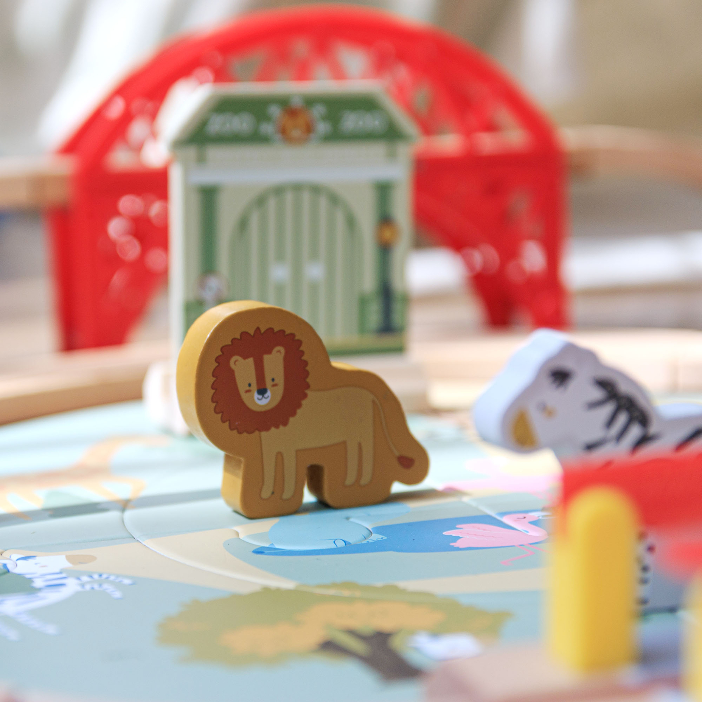 Puidust loomaaia rong – pusle, rong, rööpad, loomad, sild, barjäär