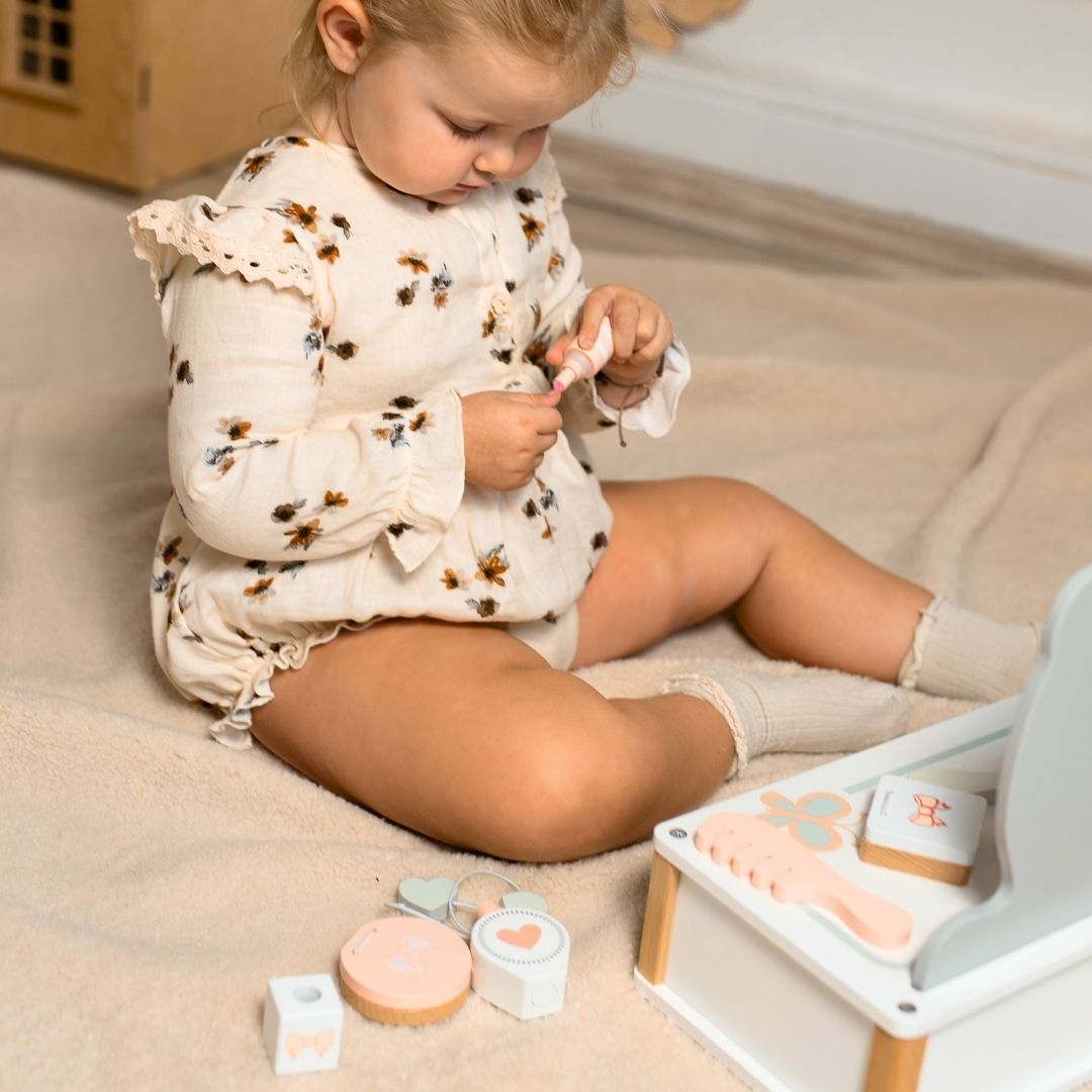 Puidust laste riietuslaud koos tarvikutega