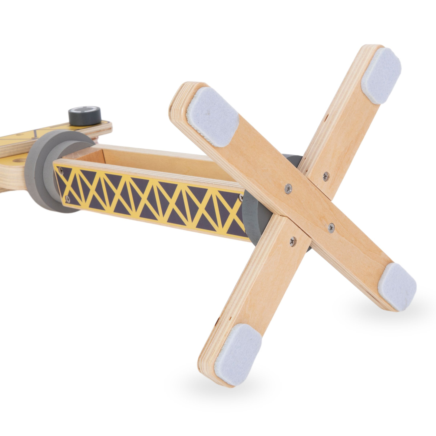 Puidust ehitusplats koos suure liikurkraana ja sõidukitega, tornkraana