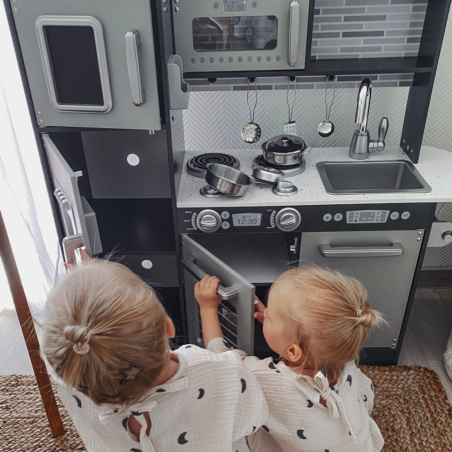 XXL puidust köök koos LED-valgustuse, esiplaadi ja tarvikutega