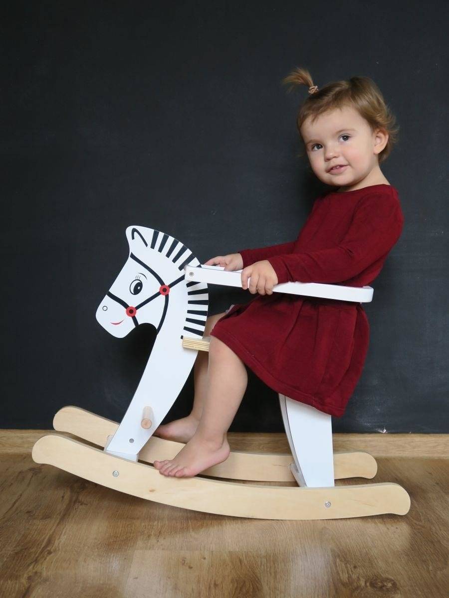 Puidust kiikhobune koos piirdega K11