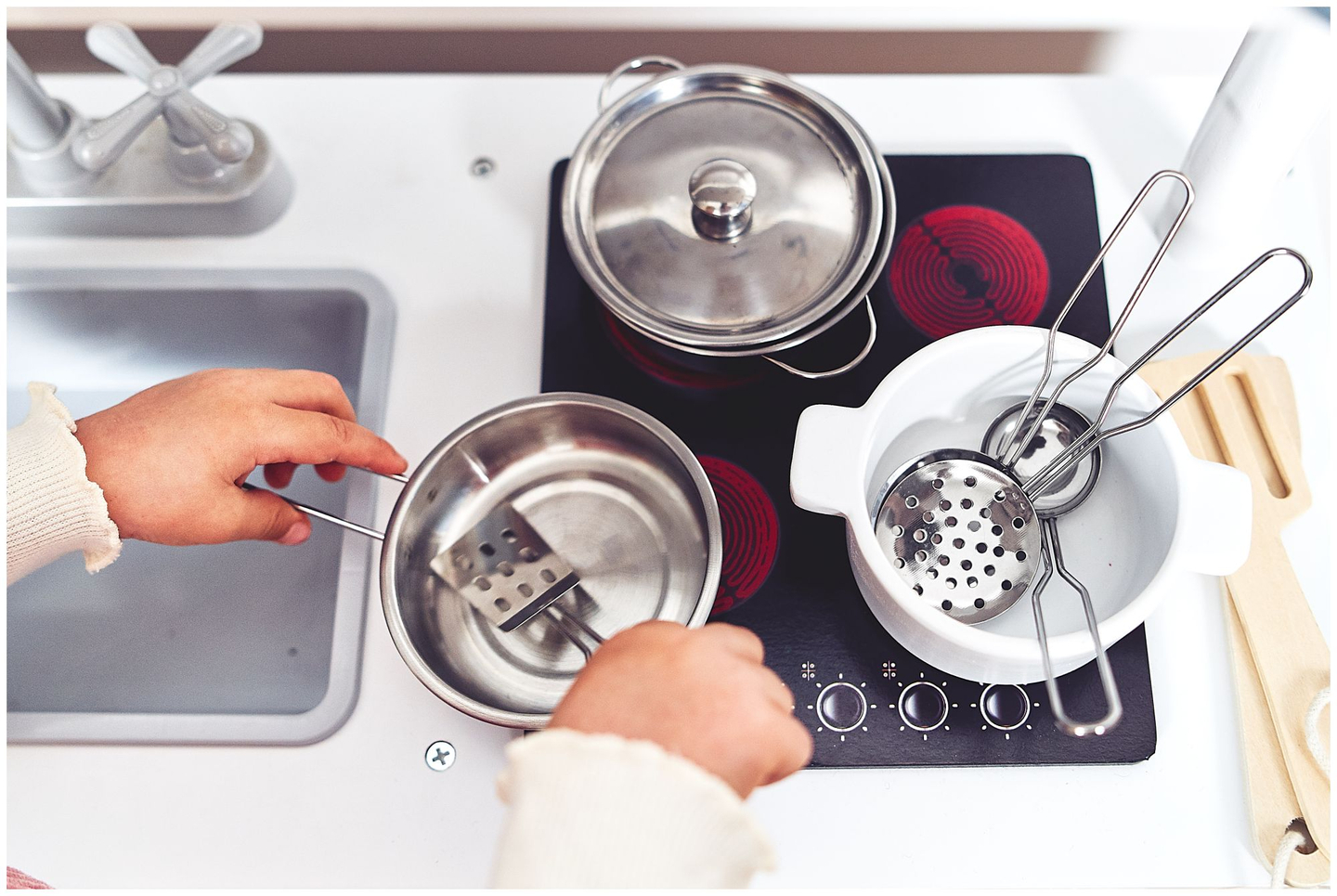 Suured puidust valged köögitarvikud ja esiliin