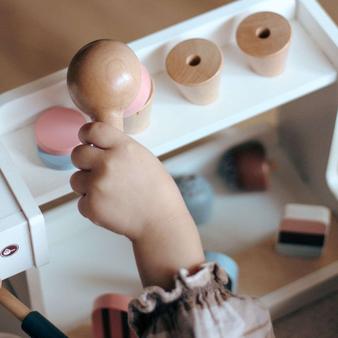 Puidust jäätisekohvik koos kohvimasinaga - kohvik koos tarvikutega