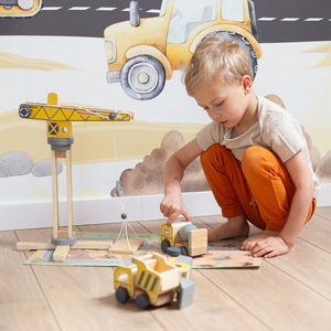 Puidust ehitusplats koos suure liikurkraana ja sõidukitega, tornkraana