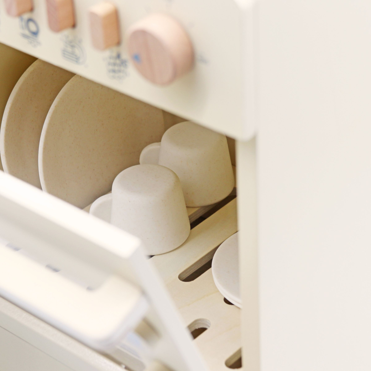 Puidust nõudepesumasin koos tarvikutega