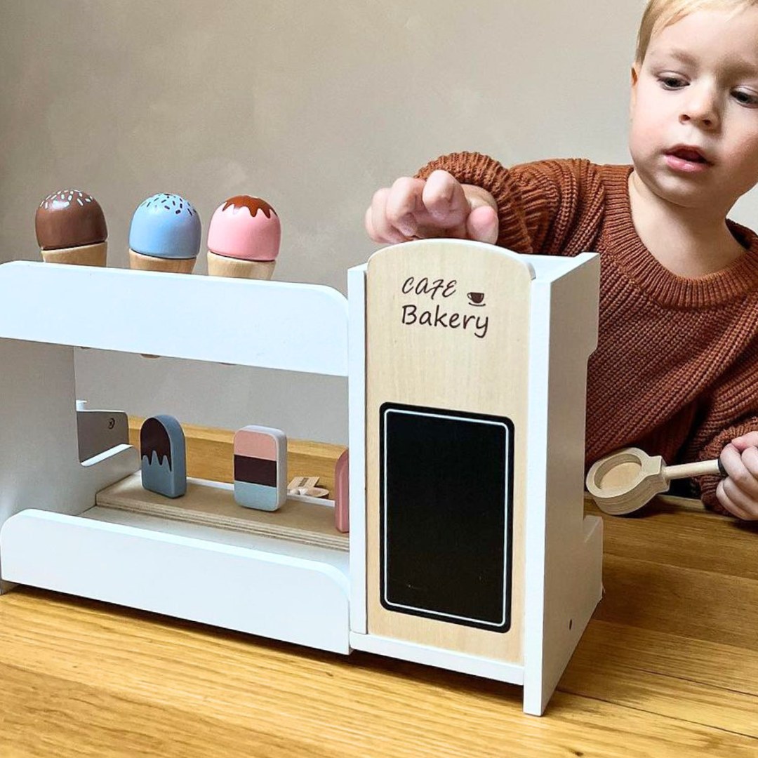 Puidust jäätisekohvik koos kohvimasinaga - kohvik koos tarvikutega