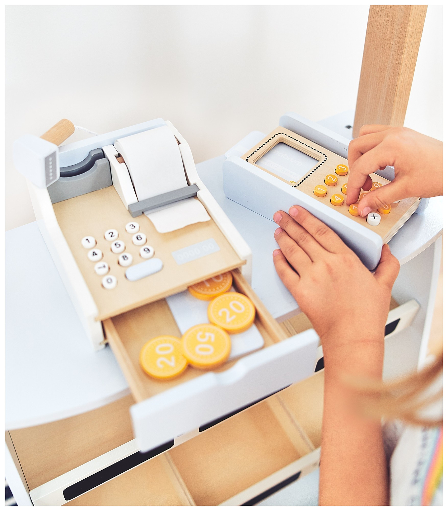 Köögiviljapood - puust kiosk kastidega, kassaaparaat ja terminal