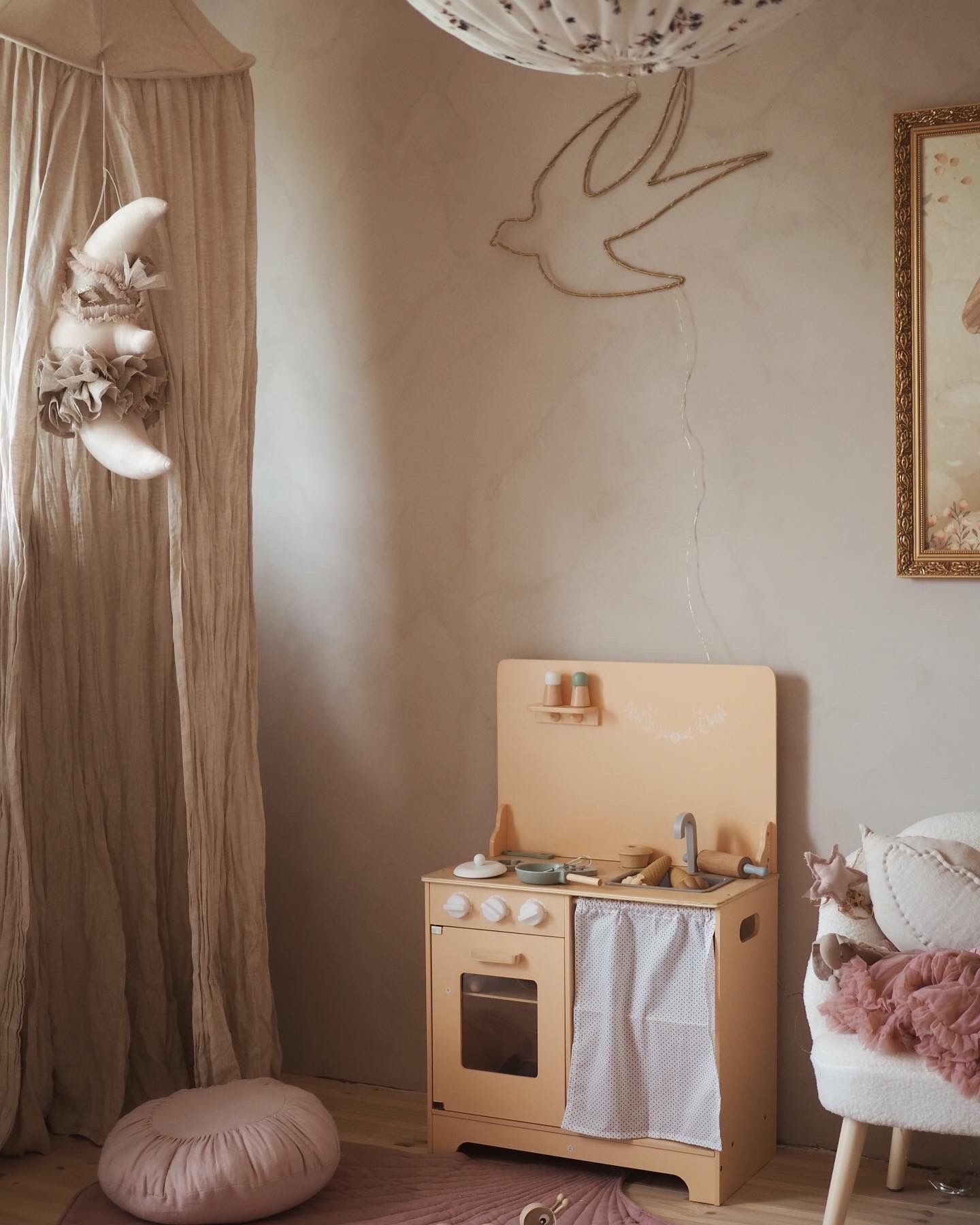 Puidust köök koos esiplaadi, tarvikute ja LED-valgustusega