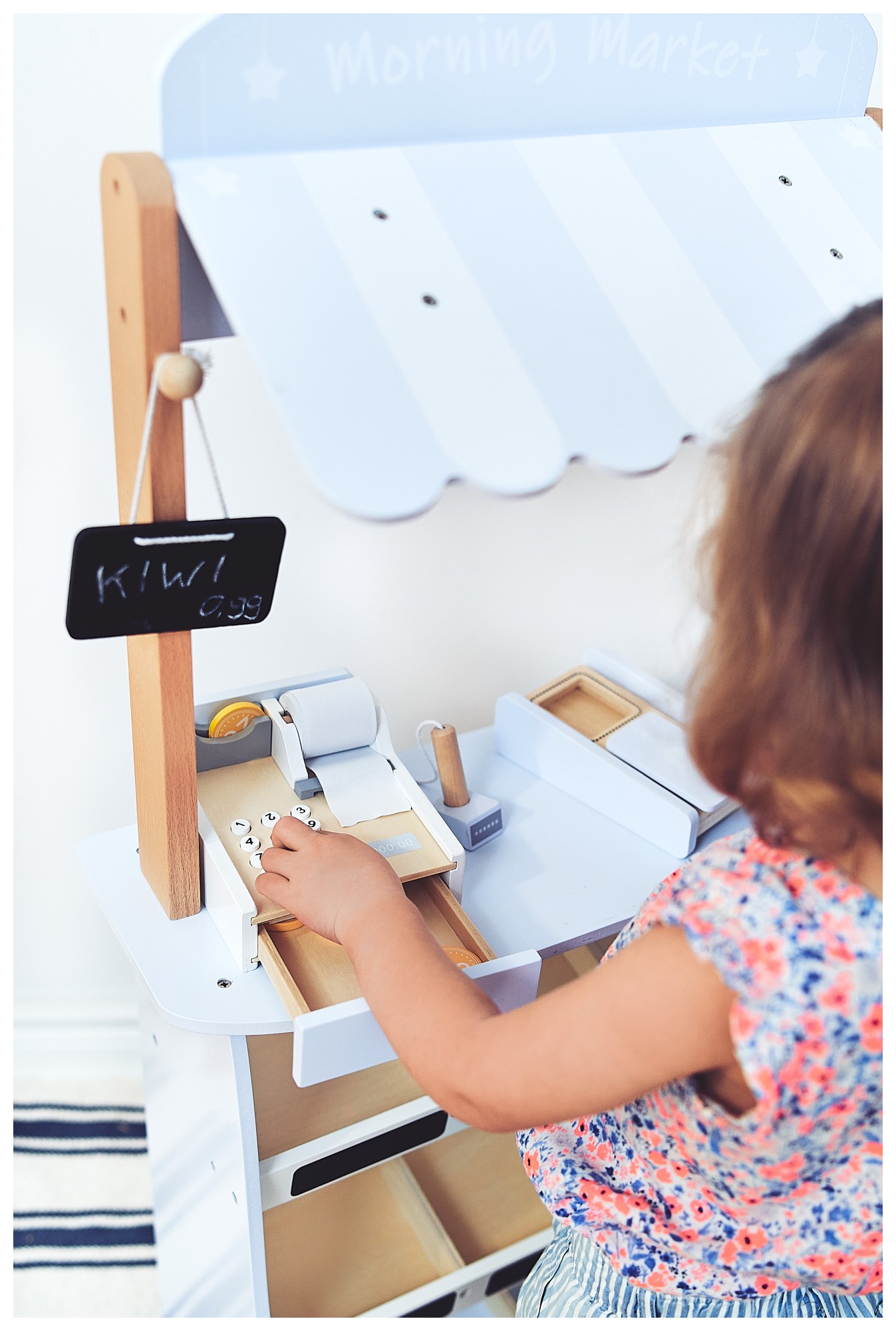 Köögiviljapood - puust kiosk kastidega, kassaaparaat ja terminal