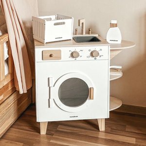 Puidust pesumasin koos triikraua, korvi ja pesuvahendiga