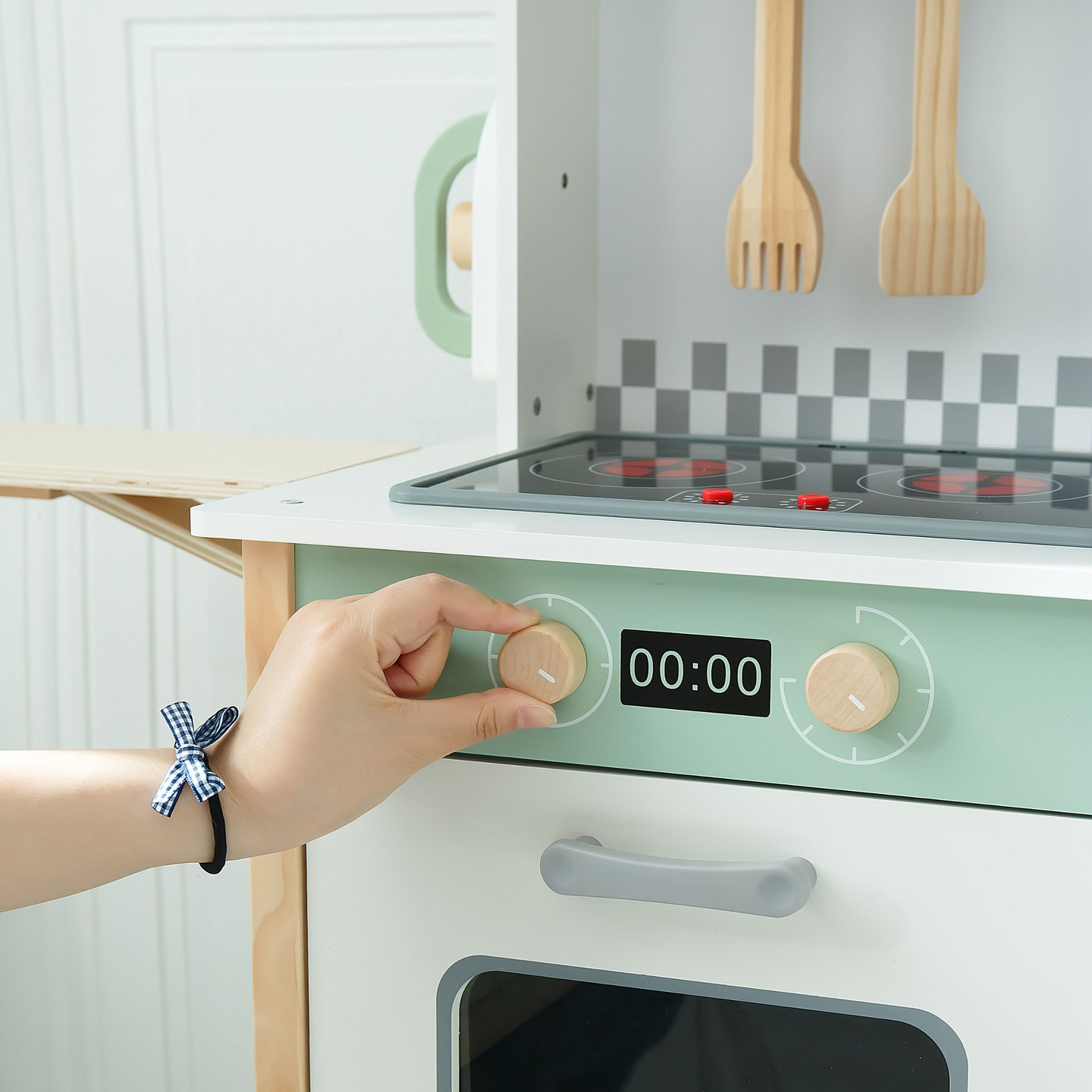 Interaktiivne köök koos pesumasina, nõudepesumasina ja kriiditahvliga