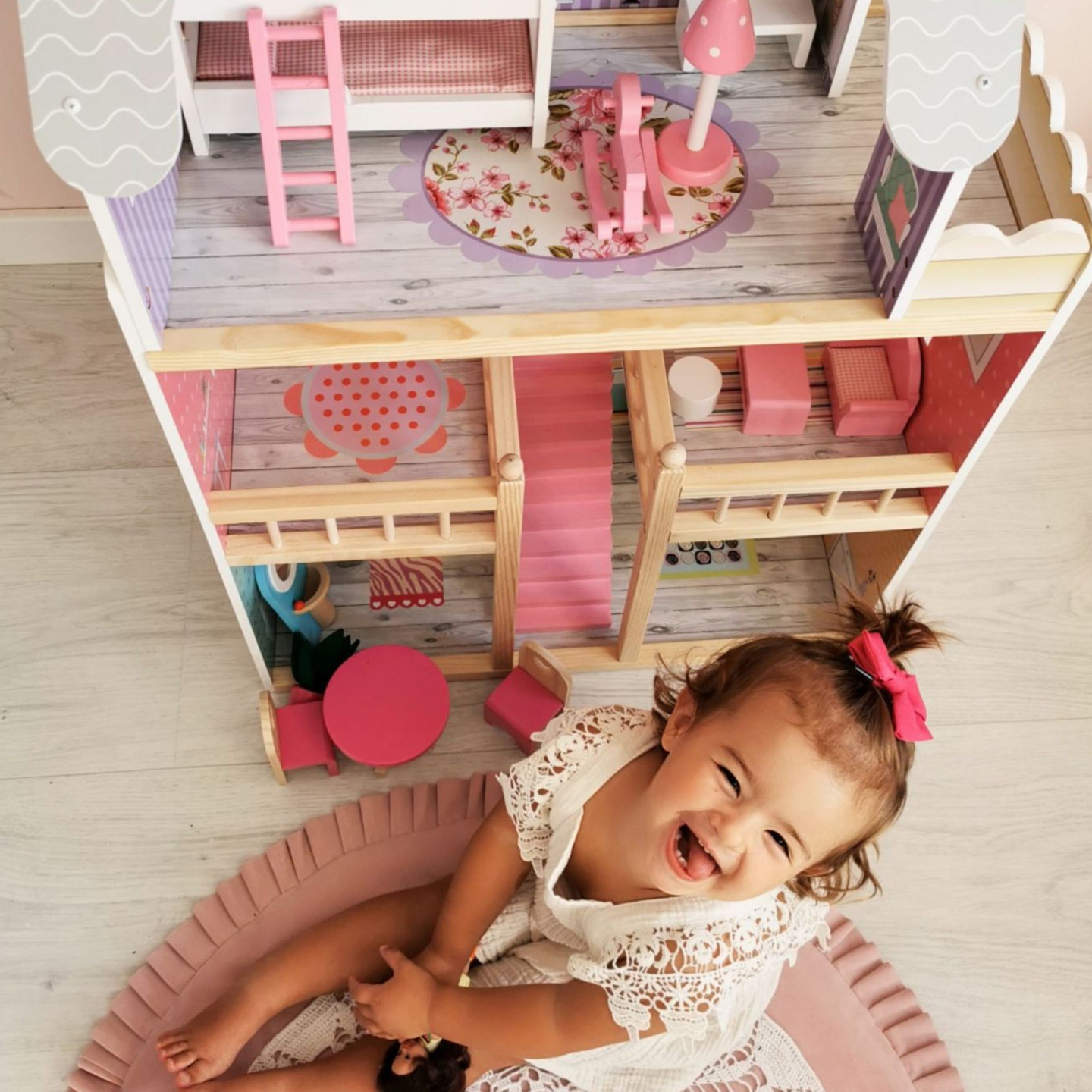 Suur puidust 3-korruseline nukumaja koos terrassi, mööblikomplekti ja LED-valgustusega!