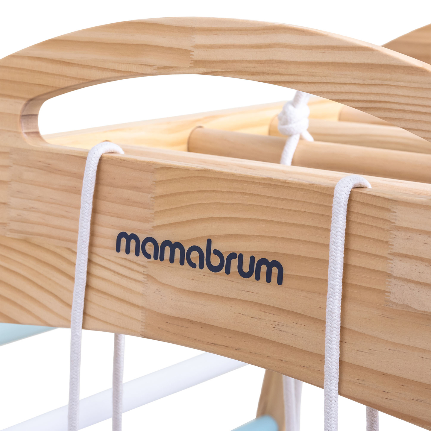 Puidust sisemänguväljak kiige, võimlemisrõngaste ja ronimisvõrguga