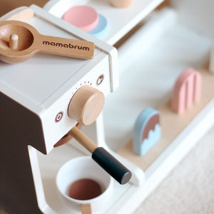 Puidust jäätisekohvik koos kohvimasinaga - kohvik koos tarvikutega