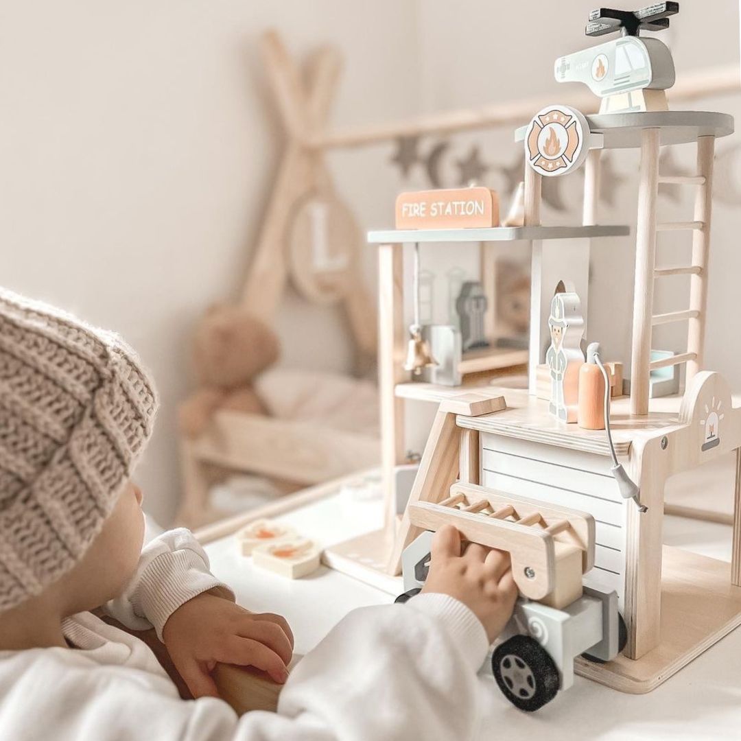 Puidust tuletõrjejaam koos tarvikutega, tuletõrjeüksus