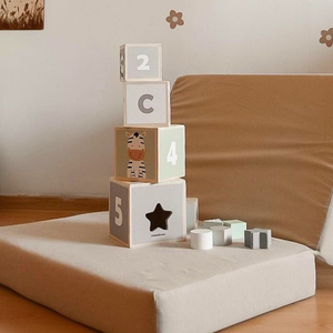 Puidust torn - kuju sorteerija numbrid tähestik loomad