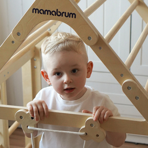 Puidust sisemänguväljak lastele - maja redelitega ja liumäega