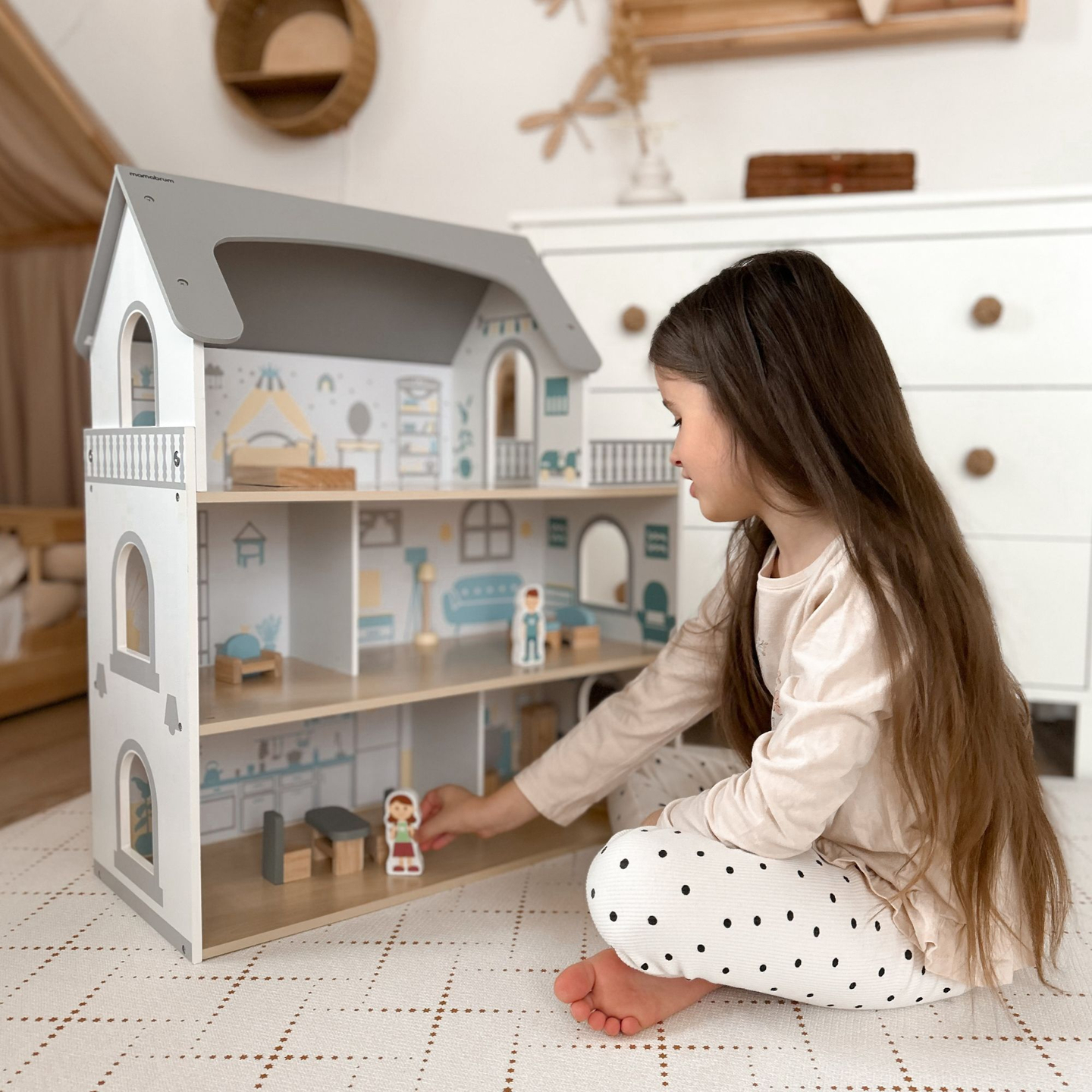 Valge puidust nukumaja koos terrassi ja tarvikutega