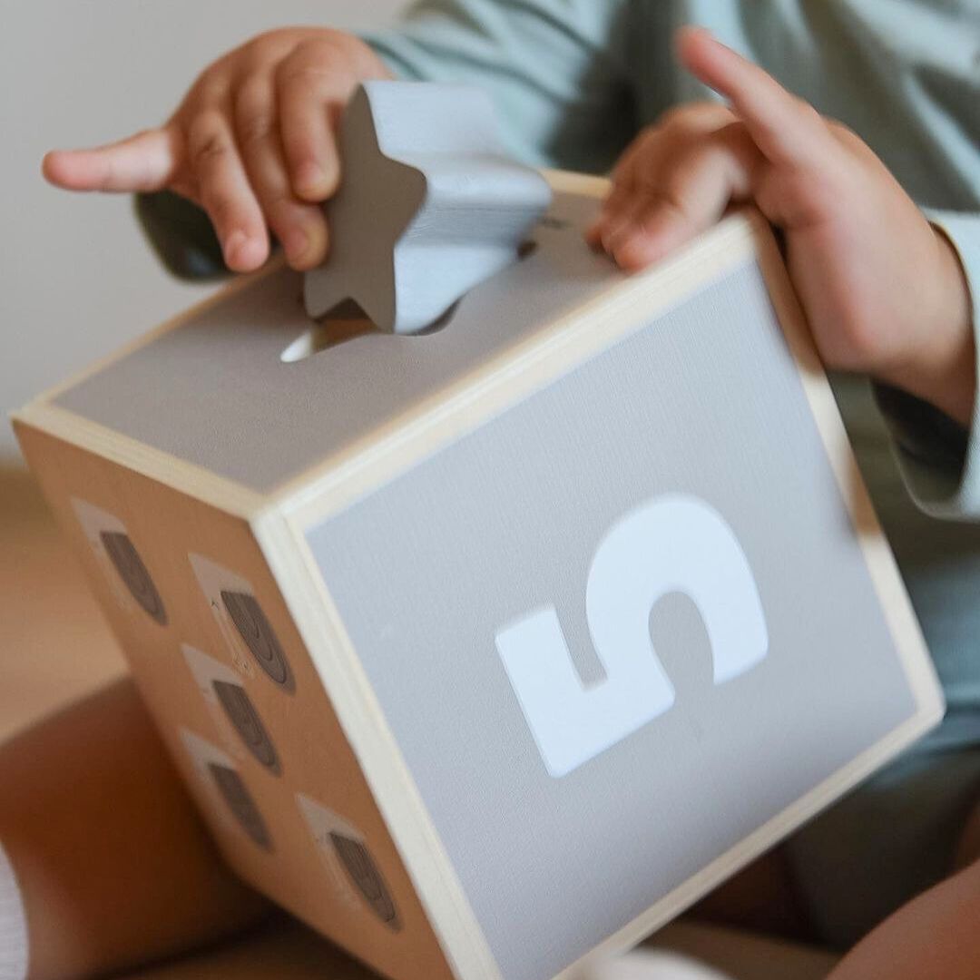 Puidust torn - kuju sorteerija numbrid tähestik loomad