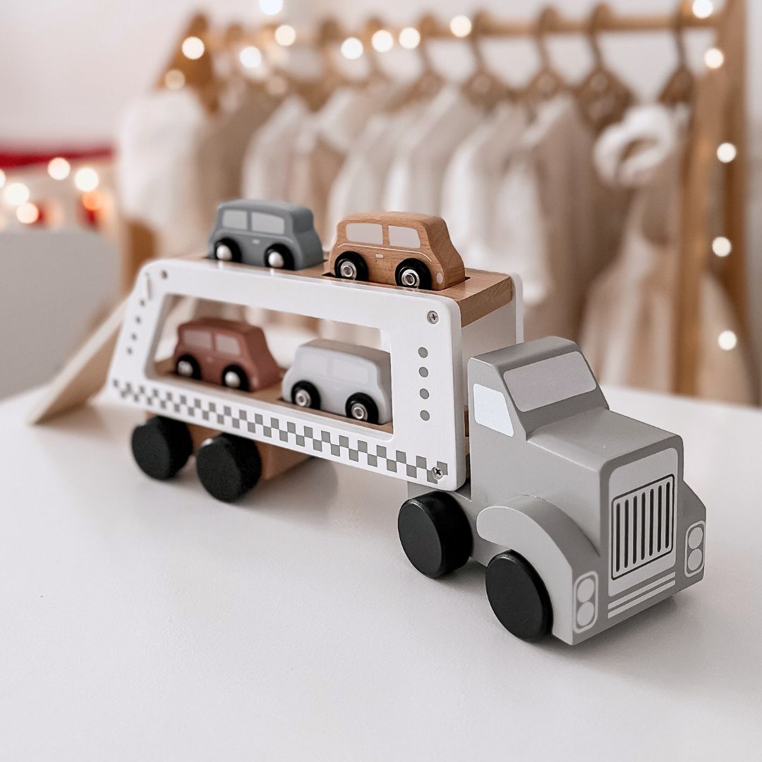 Puidust veoauto haagis koos 4 autoga