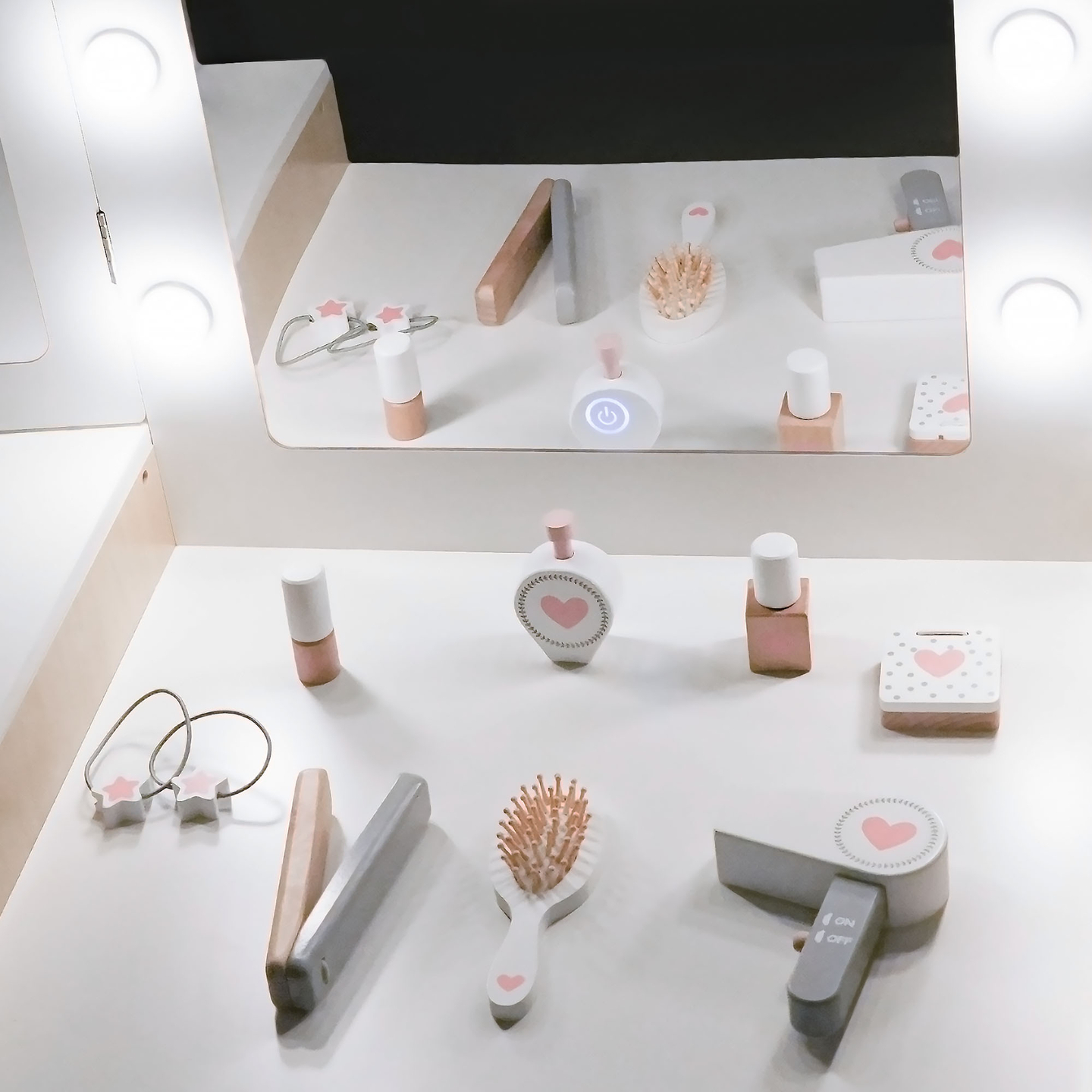 Puidust laste riietuslaud koos tooli, tarvikute ja LED-valgustusega