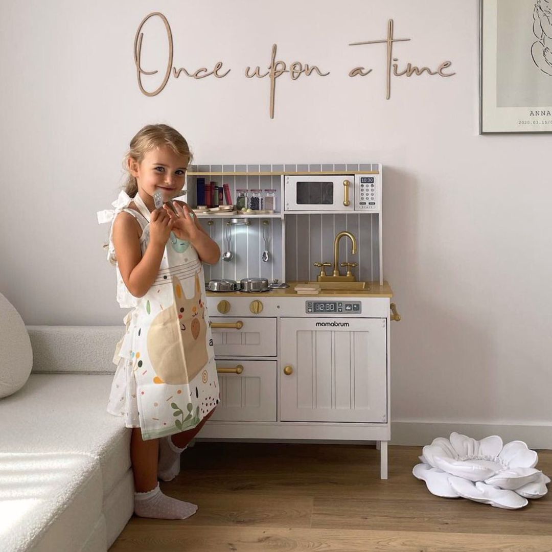 Puidust valge köök koos aksessuaaride ja esiplaaniga