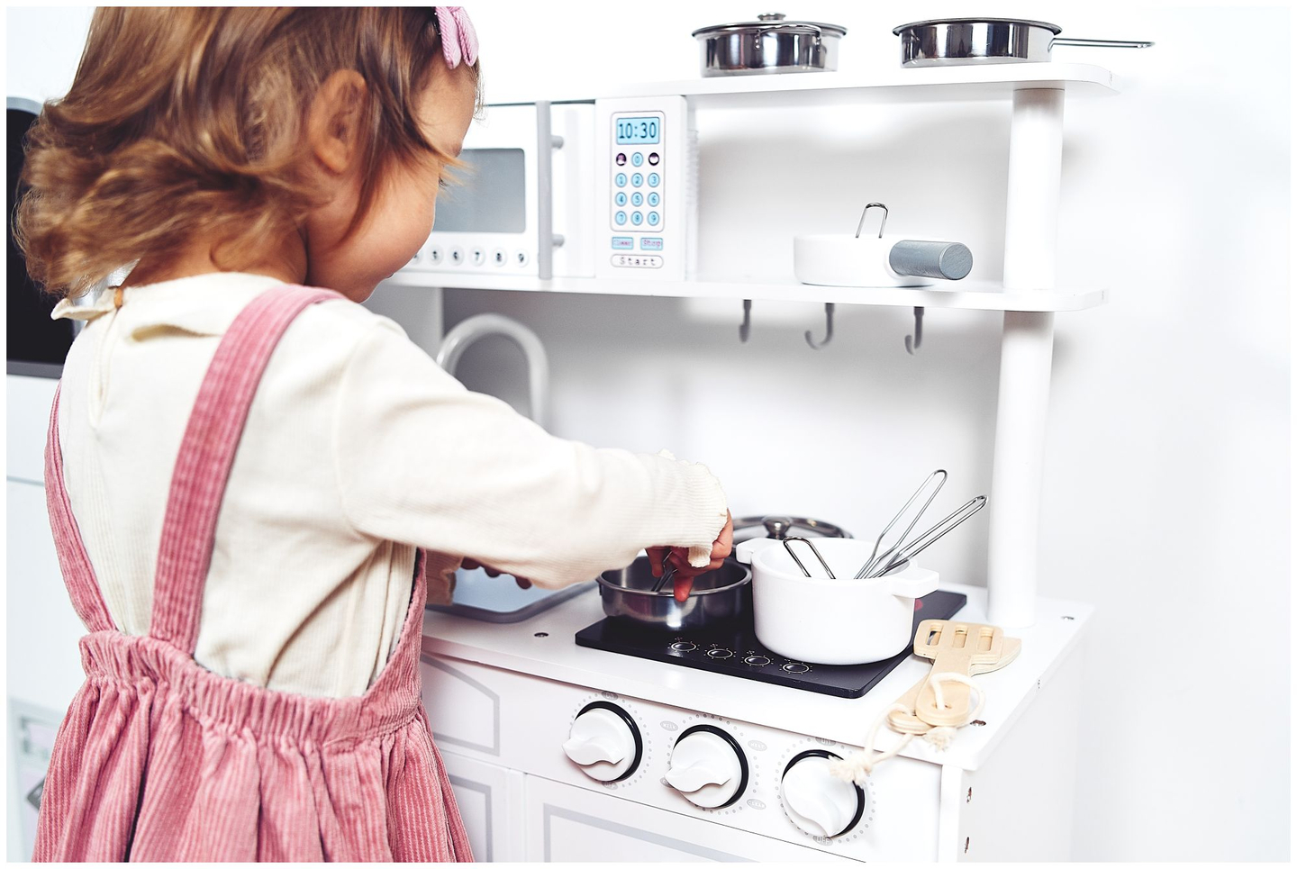 Suured puidust valged köögitarvikud ja esiliin