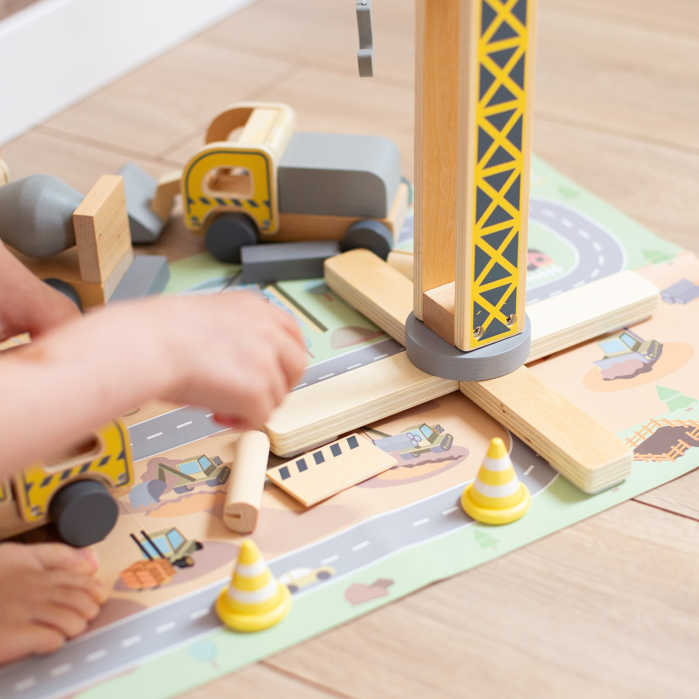 Puidust ehitusplats koos suure liikurkraana ja sõidukitega, tornkraana