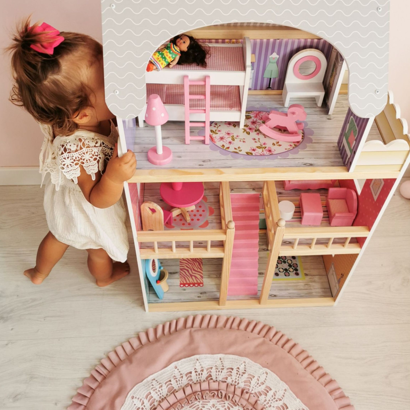 Suur puidust 3-korruseline nukumaja koos terrassi, mööblikomplekti ja LED-valgustusega!