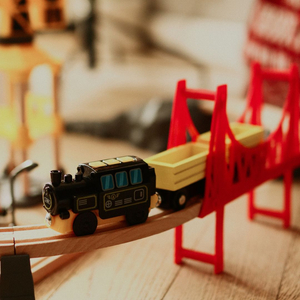 Puidust raudtee, akuga rong - Linn: rööpad, autod, sild, lennujaam